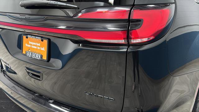 Used 2025 Chrysler Pacifica Limited image 34