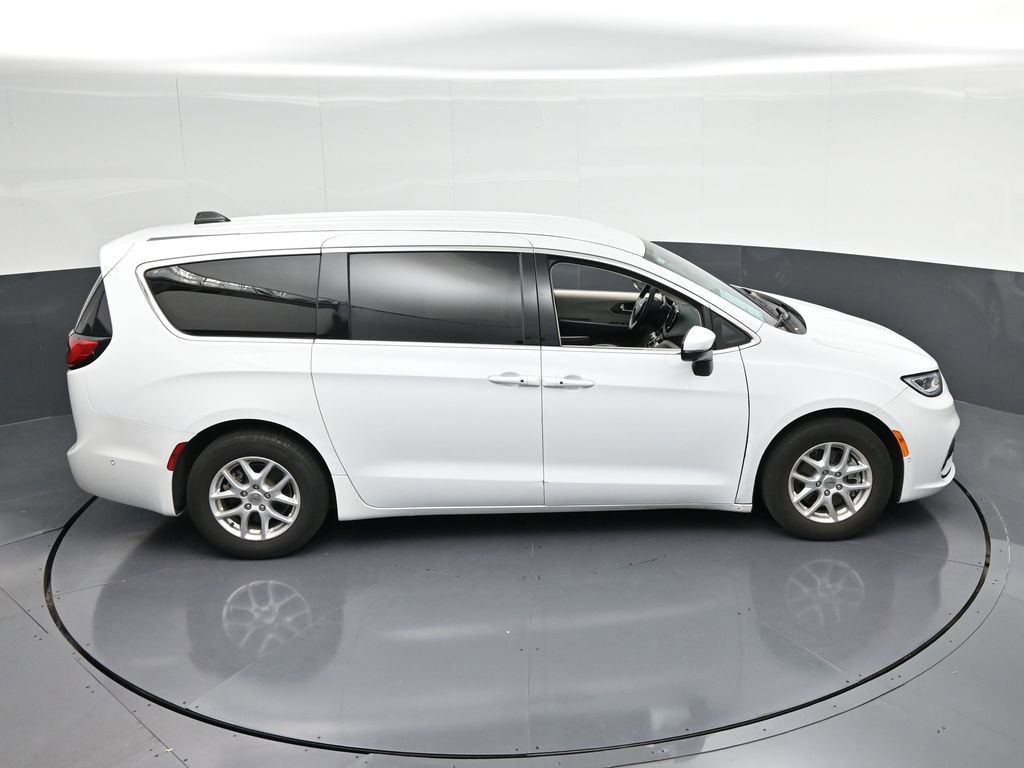 Used 2023 Chrysler Pacifica Touring-L FWD image 25