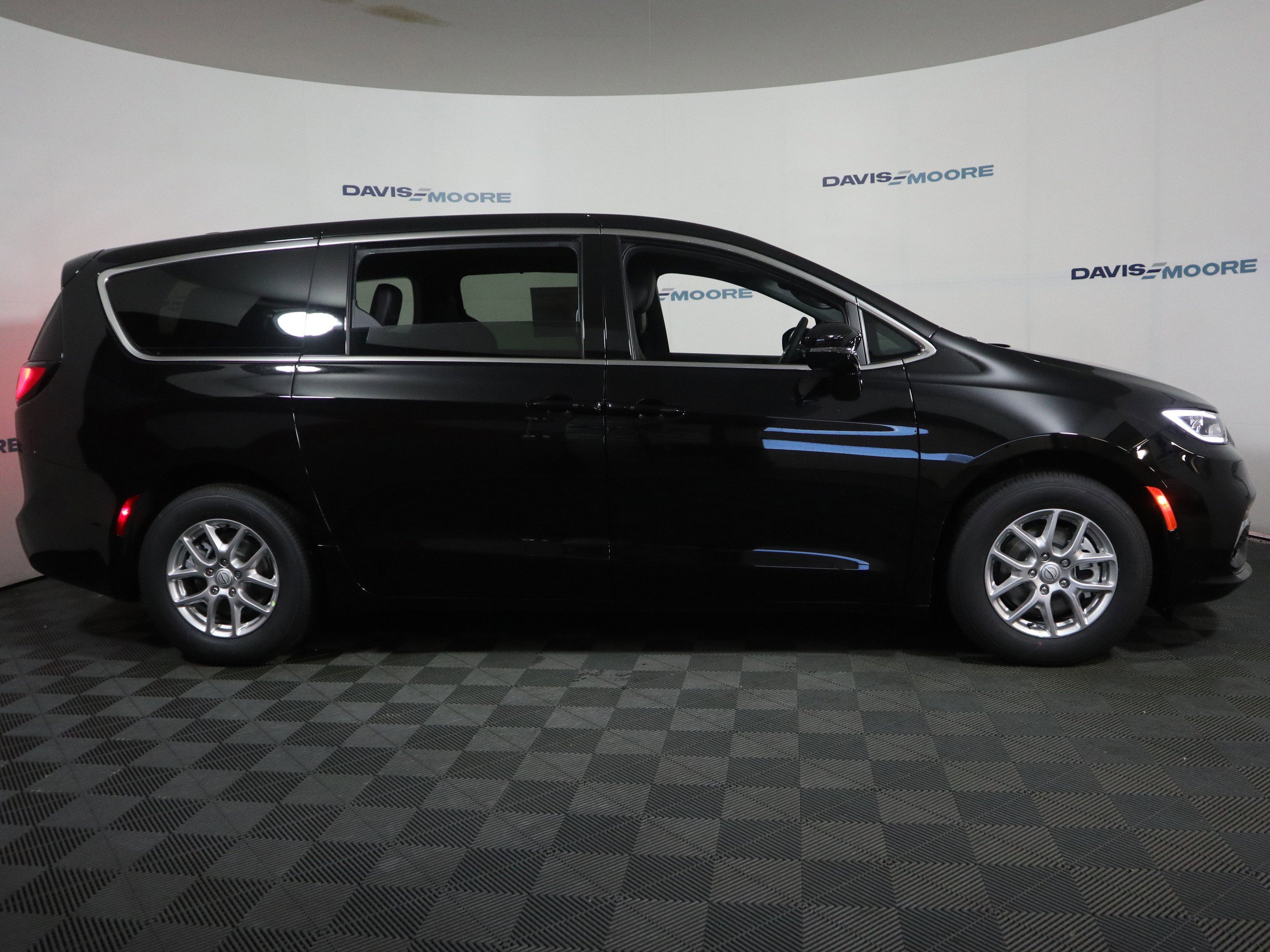 New 2026 Chrysler Pacifica Select image 4