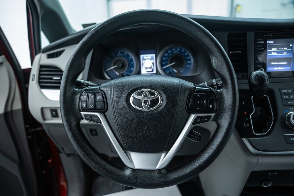 Used 2020 Toyota Sienna LE w/ LE Preferred Package FWD image 29