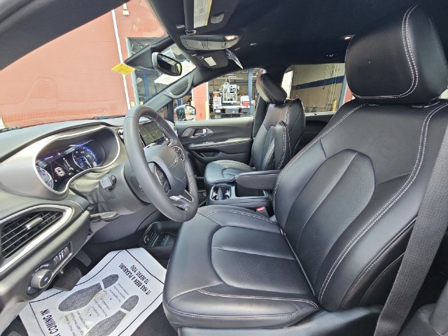 Used 2025 Chrysler Pacifica Select FWD image 21