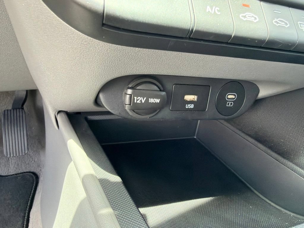 Used 2025 Hyundai Elantra SE FWD image 19