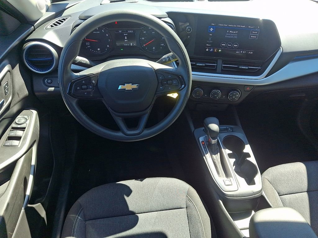 Used 2024 Chevrolet Trax LS w/ LS Convenience Package FWD image 11