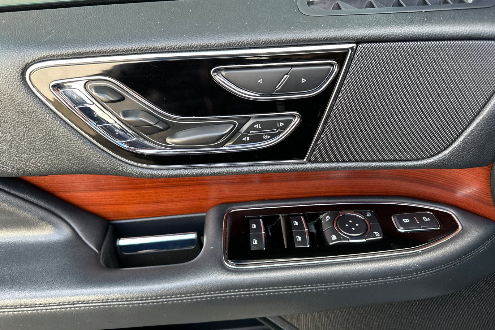 Used 2022 Lincoln Navigator Reserve image 11