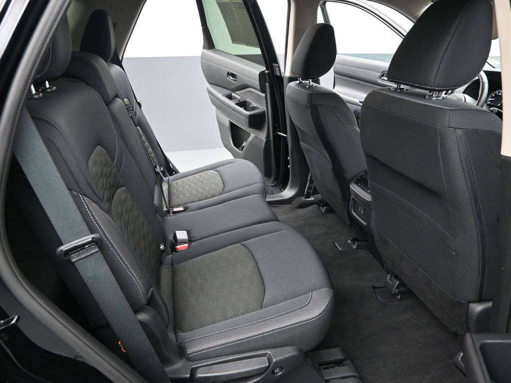 Used 2025 Nissan Pathfinder SV image 15