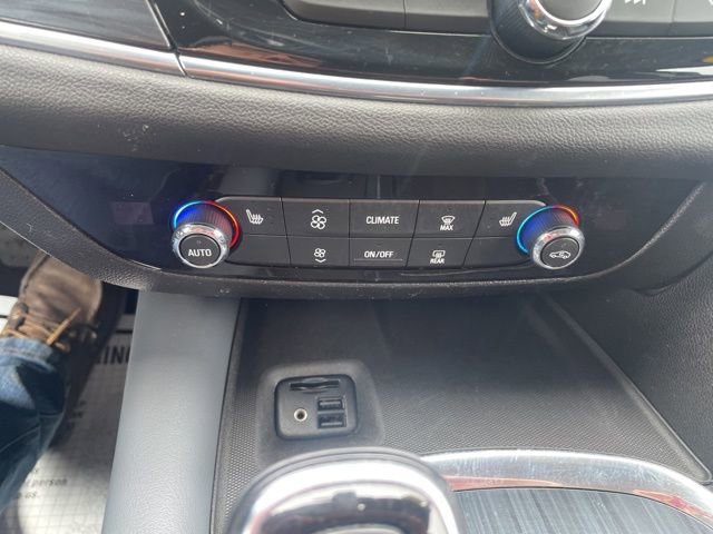 Used 2021 Buick Enclave Essence image 17