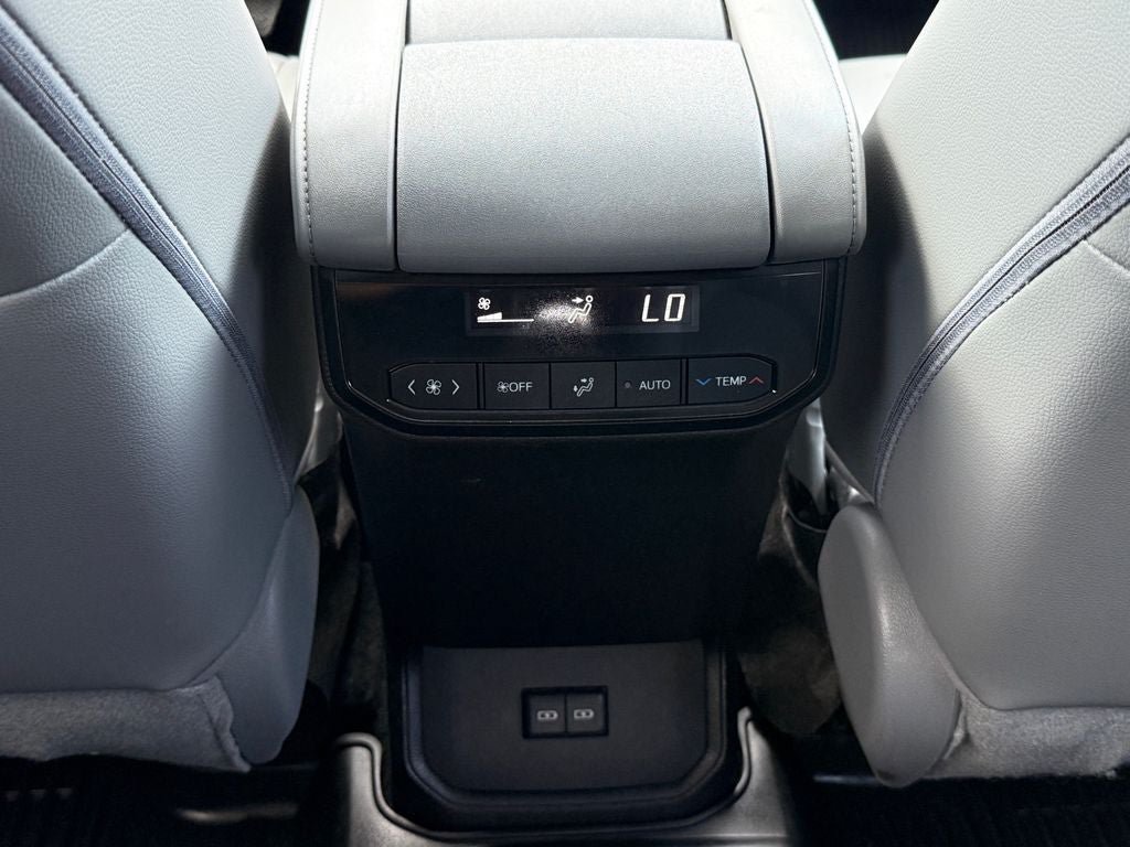 Used 2023 Toyota Highlander XLE FWD image 15