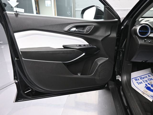 Used 2025 Chevrolet Trax LT w/ LT Convenience Package image 10