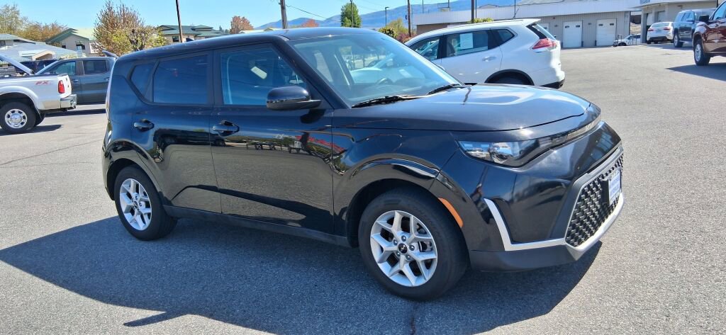 Used 2023 Kia Soul LX w/ Option Group 015 FWD image 2
