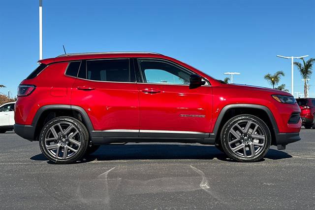 New 2026 Jeep Compass Latitude image 3