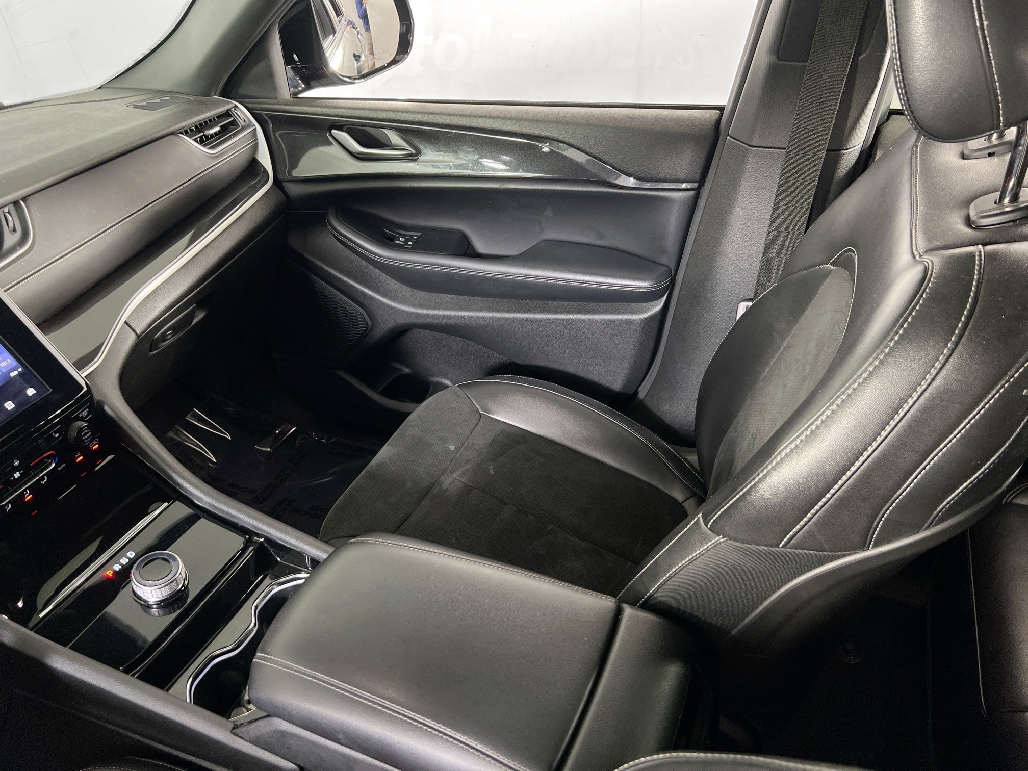 Used 2023 Jeep Grand Cherokee Altitude AWD/4WD image 23