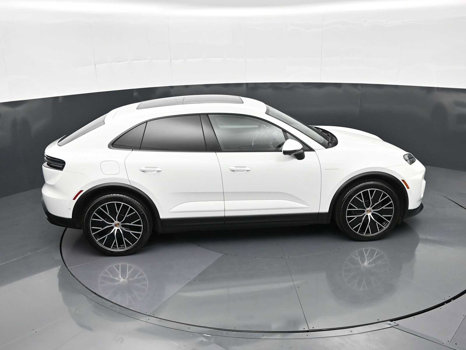 Certified 2025 Porsche Macan Electric RWD image 35