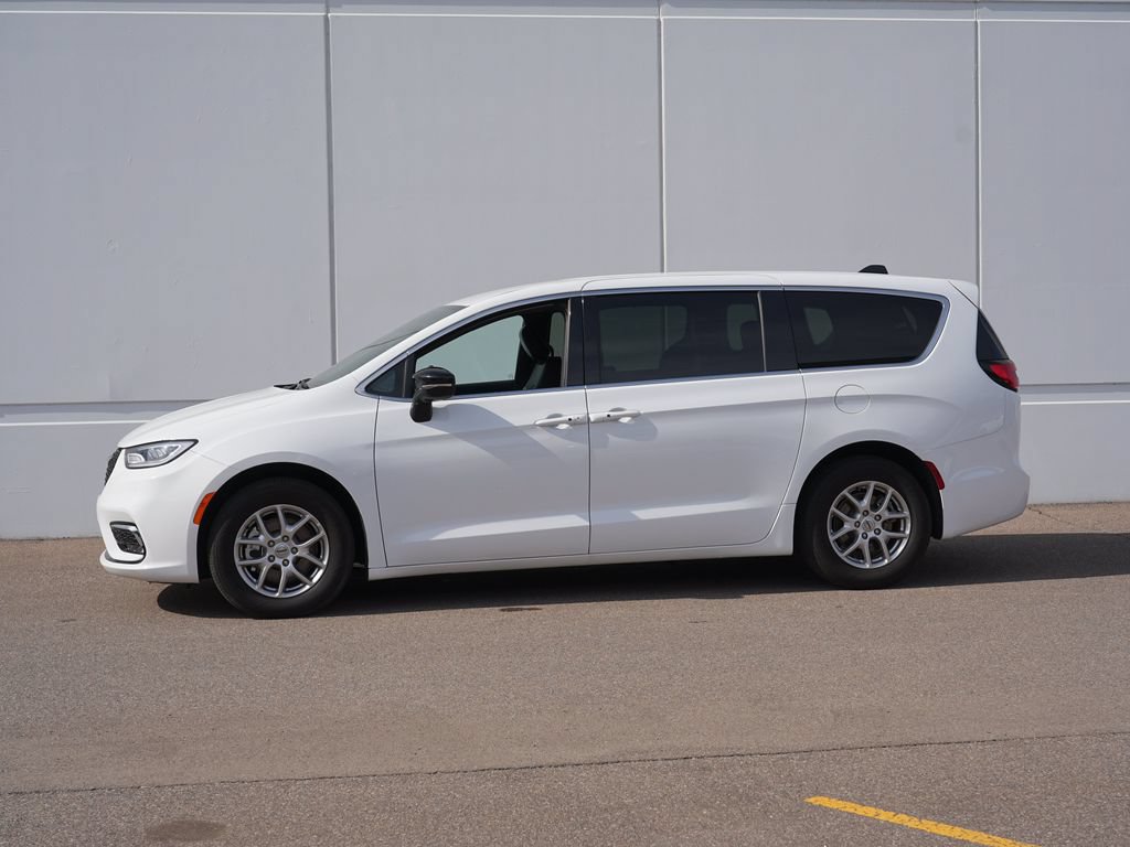 Used 2025 Chrysler Pacifica Select FWD image 6