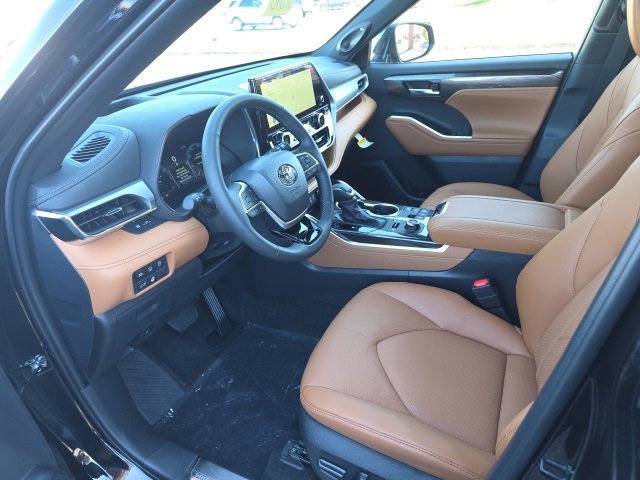 New 2026 Toyota Highlander Platinum image 8