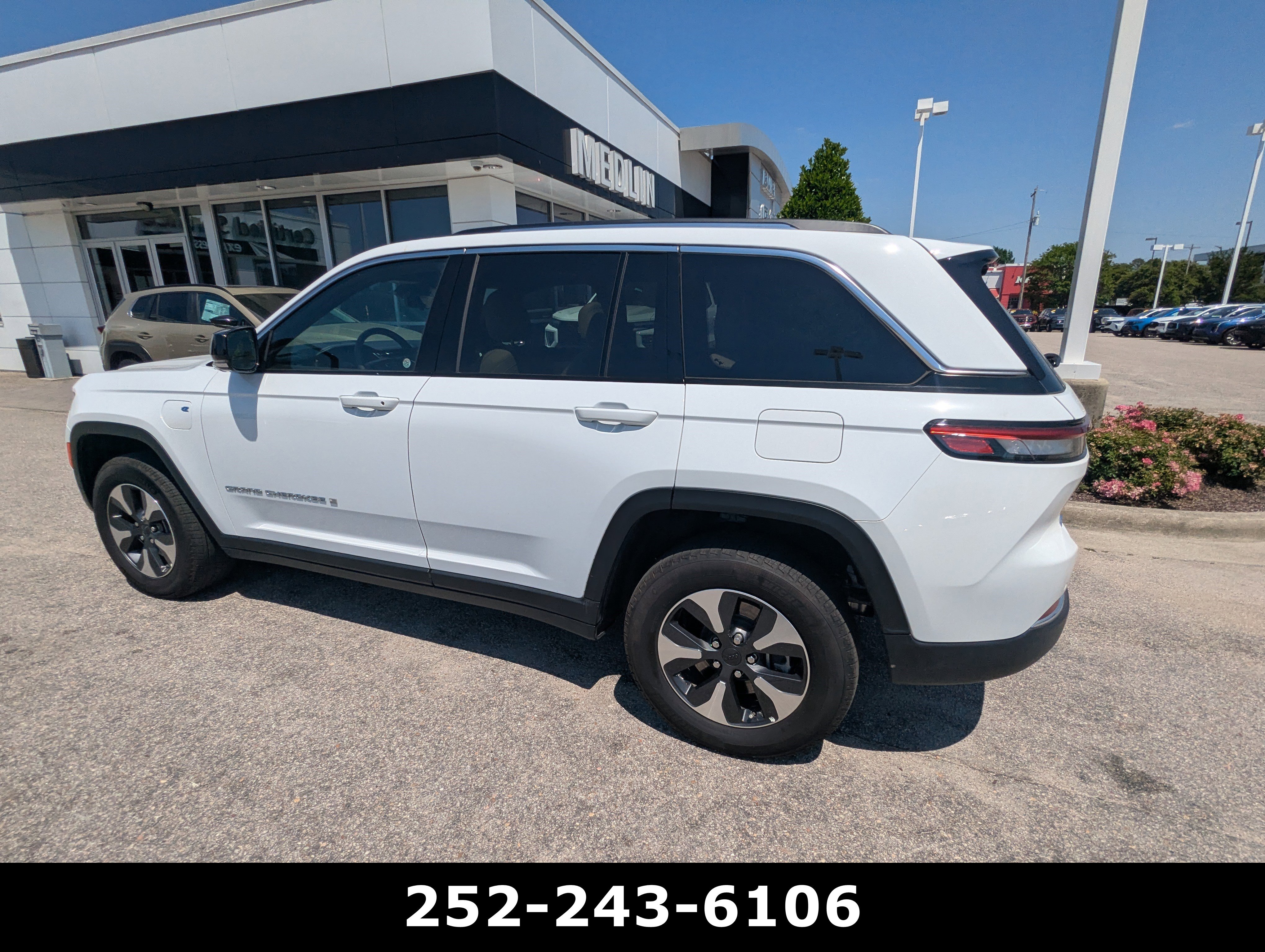 Used 2022 Jeep Grand Cherokee Limited 4xe w/ Luxury Tech Group II AWD/4WD image 8