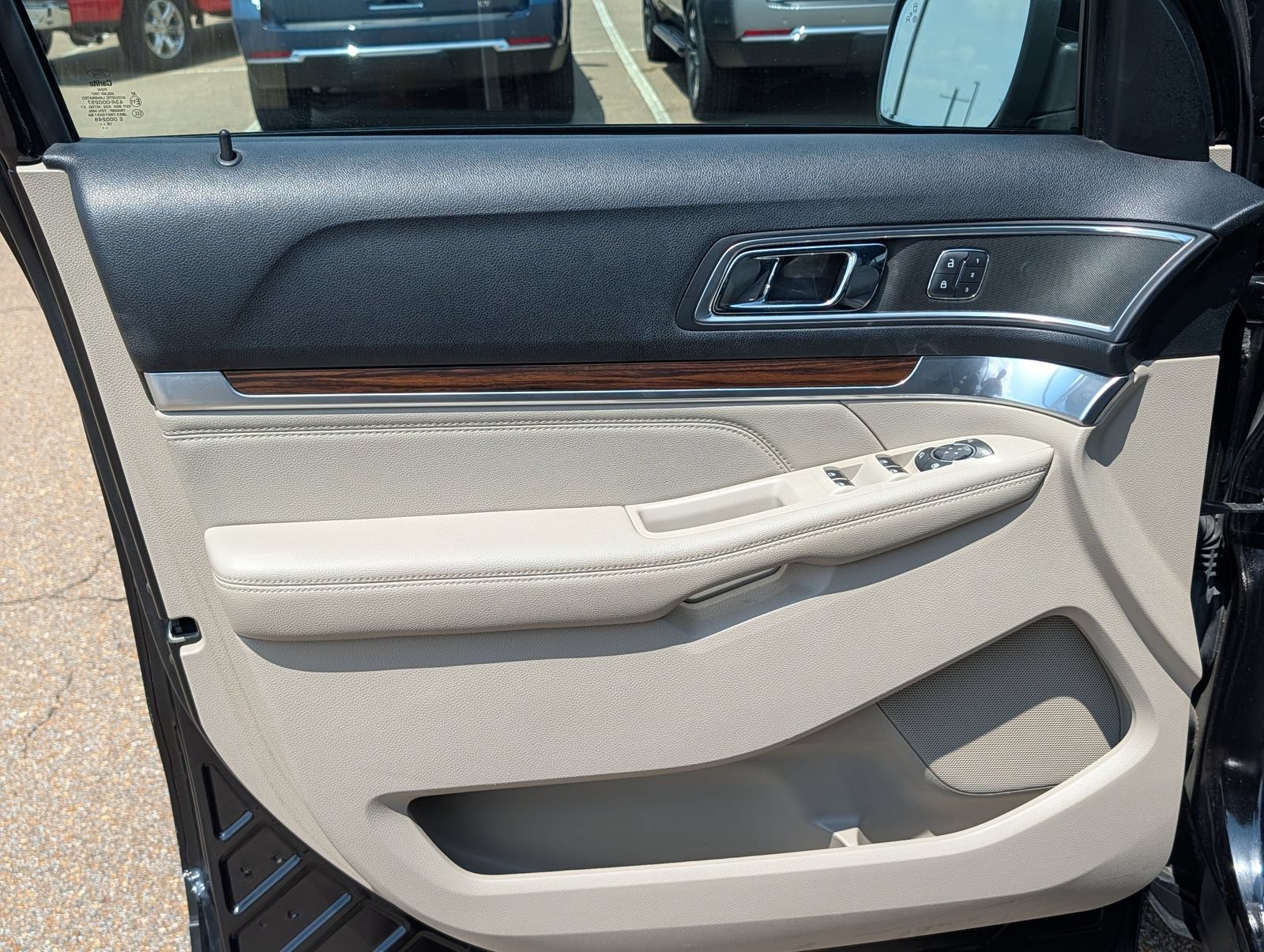 Used 2019 Ford Explorer Limited w/ Ford Safe & Smart Package FWD image 11