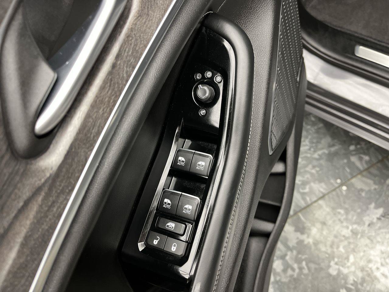 Used 2023 Jeep Grand Cherokee Overland AWD/4WD image 9
