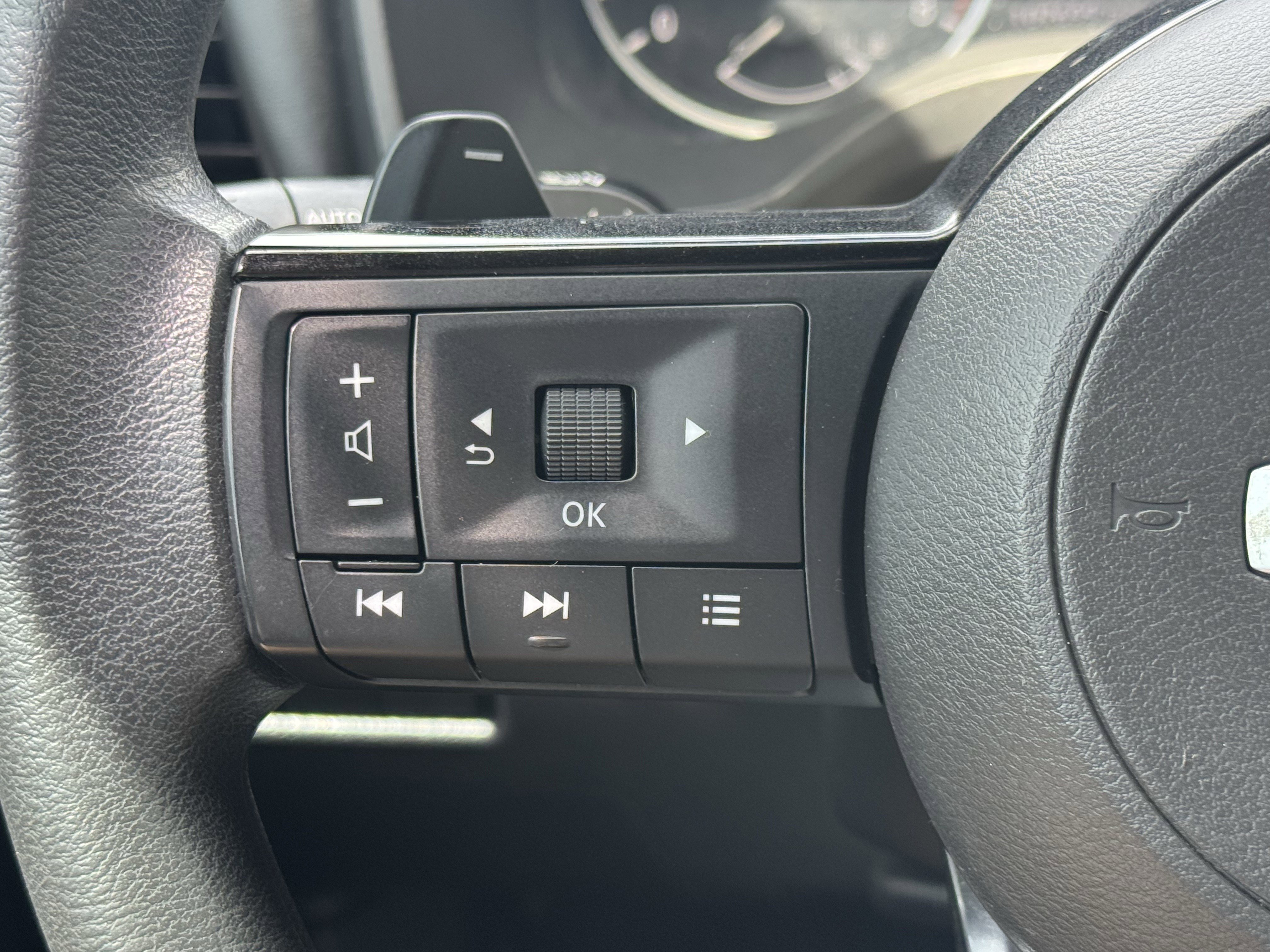 Used 2021 Nissan Rogue SV image 16