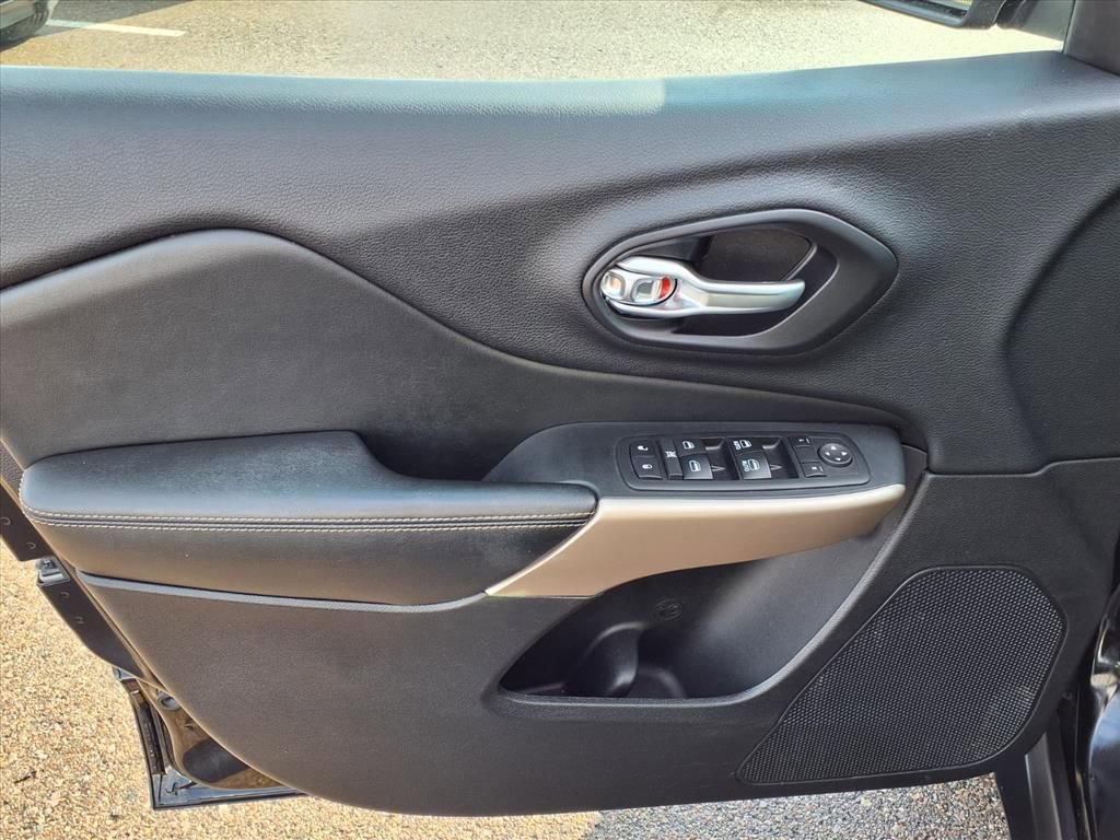 Used 2017 Jeep Cherokee Latitude w/ True North Edition image 15