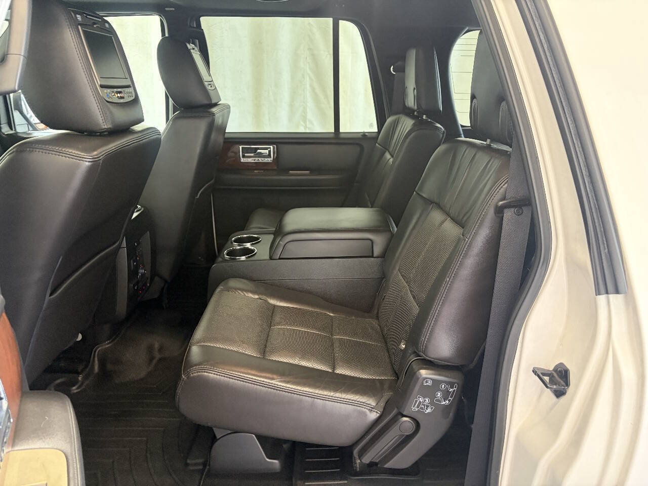 Used 2014 Lincoln Navigator L 4WD image 23