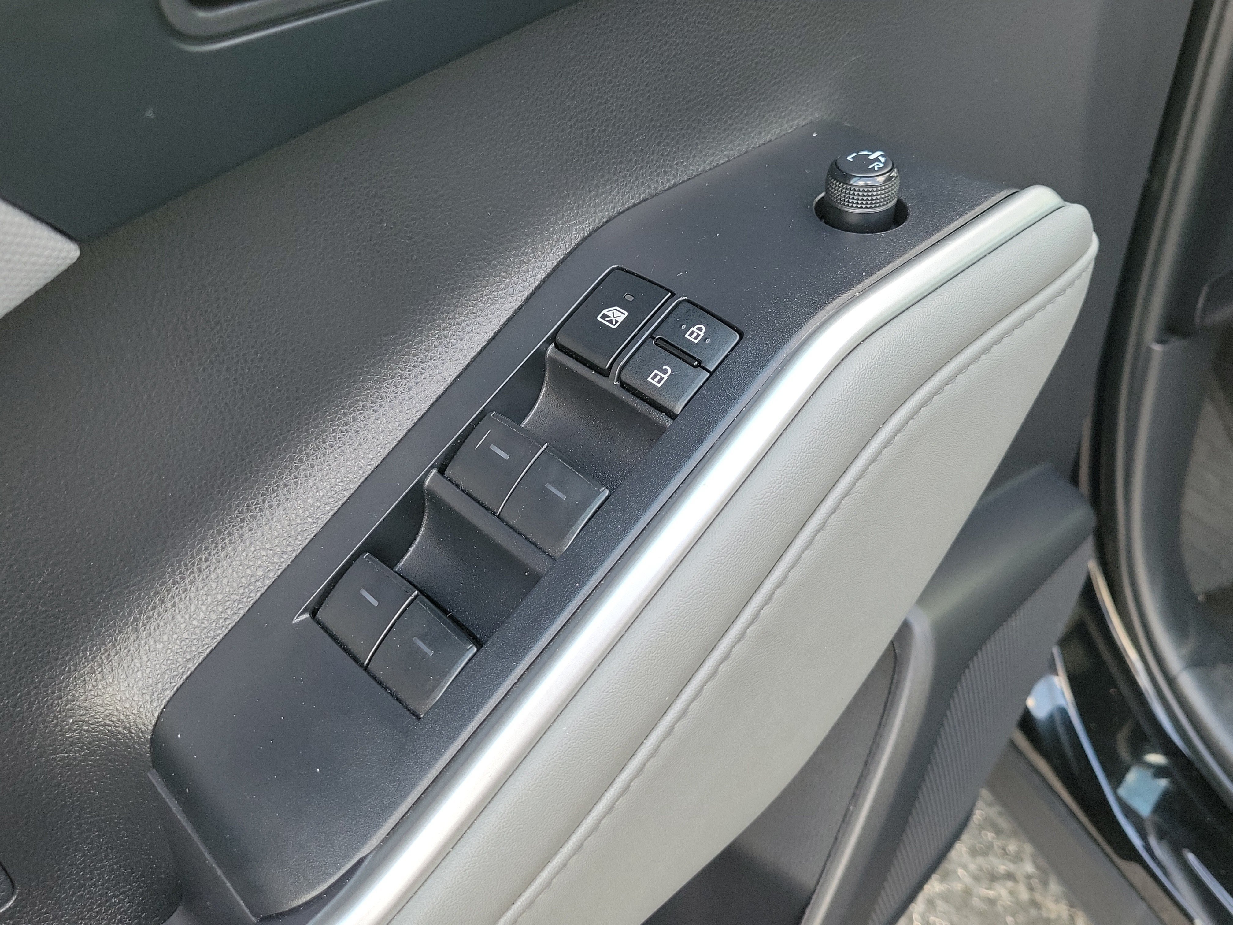 Used 2023 Toyota Highlander LE FWD image 19