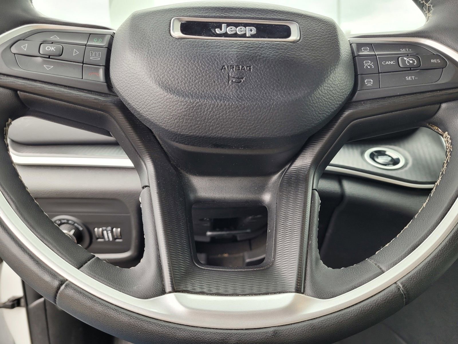 Used 2024 Jeep Grand Cherokee Altitude AWD/4WD image 19