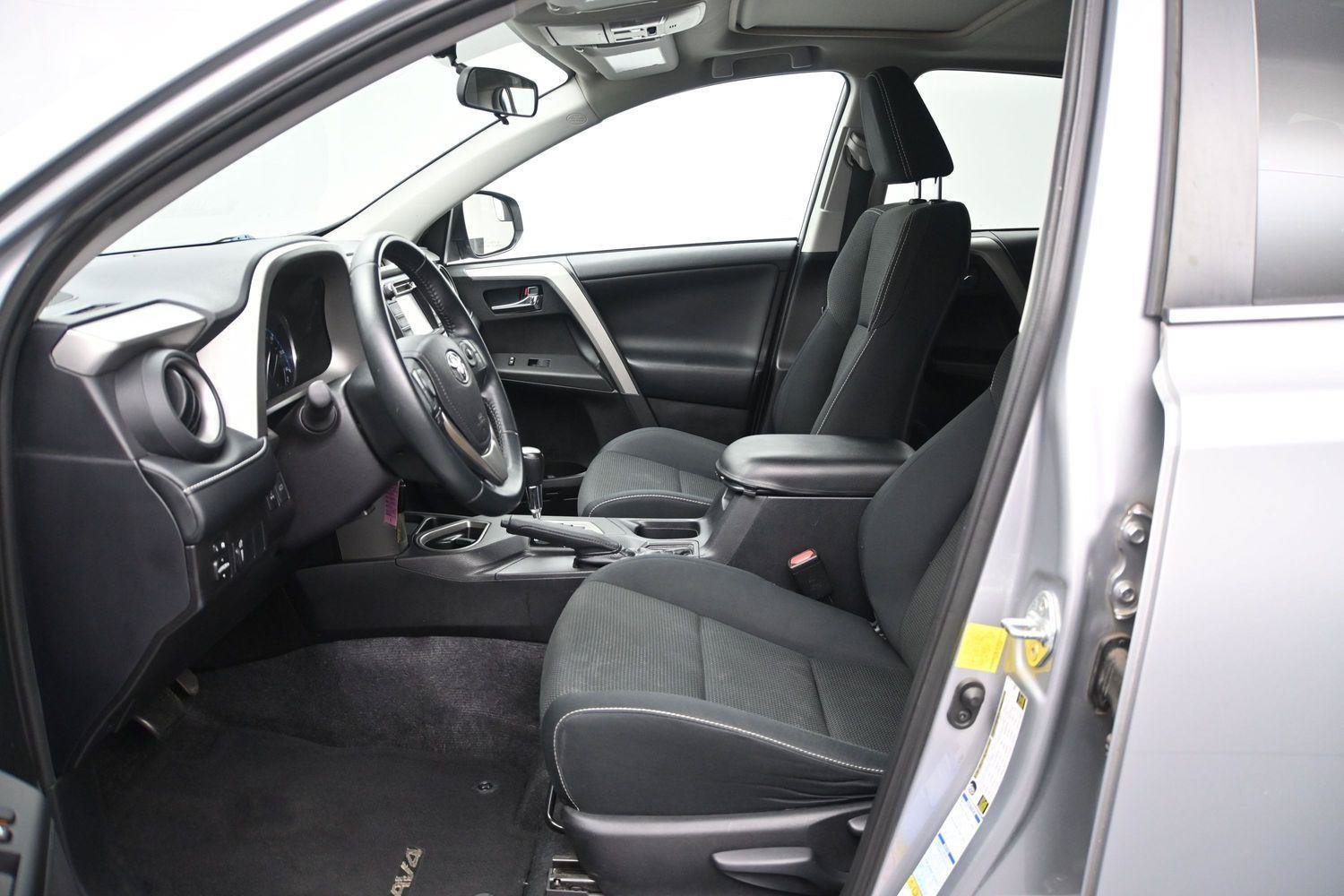 Used 2016 Toyota RAV4 XLE AWD/4WD image 8