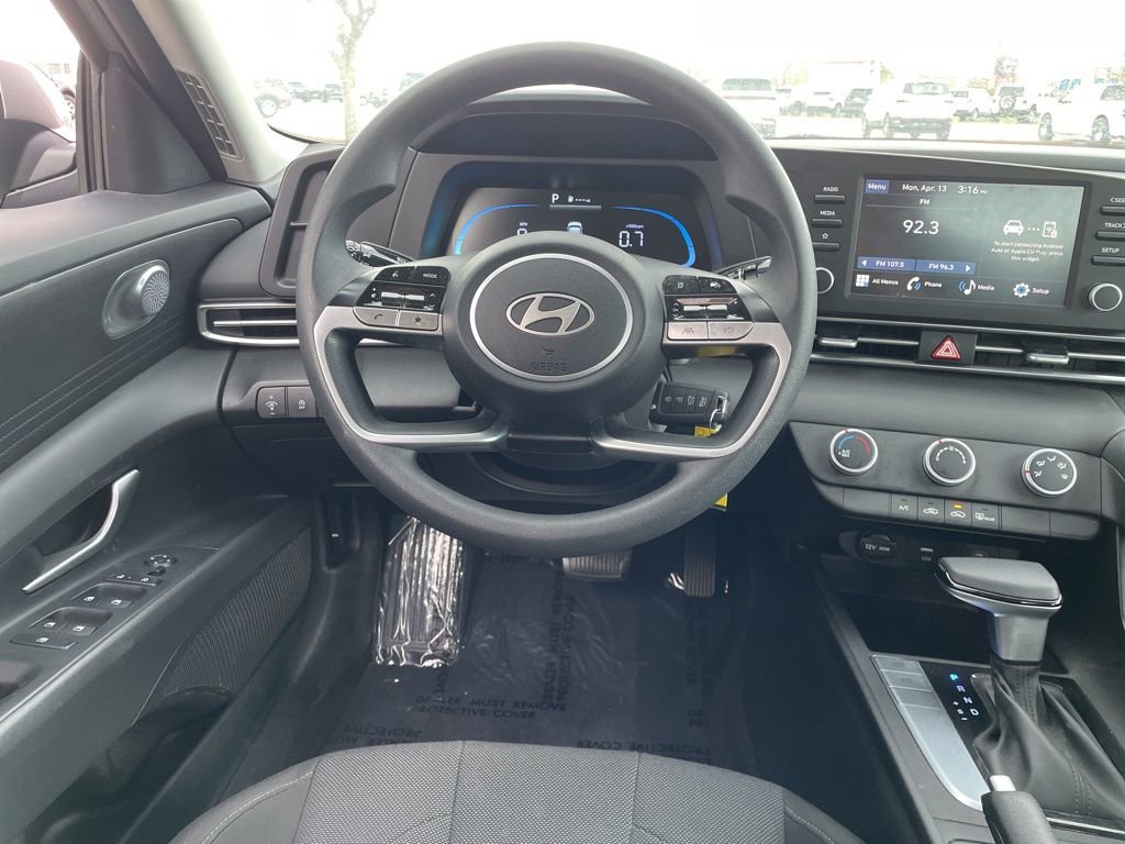 Used 2025 Hyundai Elantra SE FWD image 12