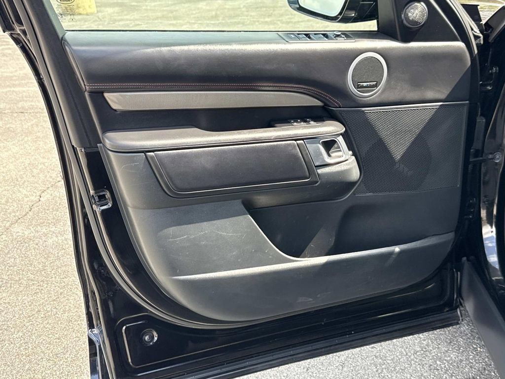 Used 2020 Land Rover Discovery HSE image 15