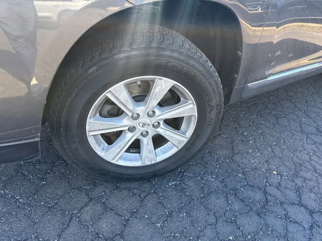 Used 2012 Toyota Highlander SE w/ Tow Pkg image 2