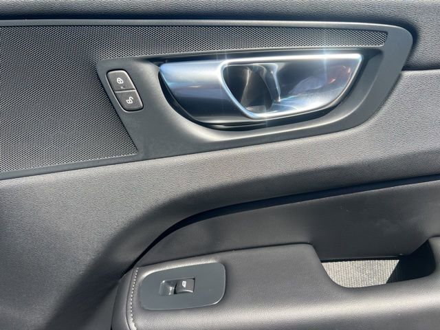 Used 2025 Volvo XC60 B5 Core image 31