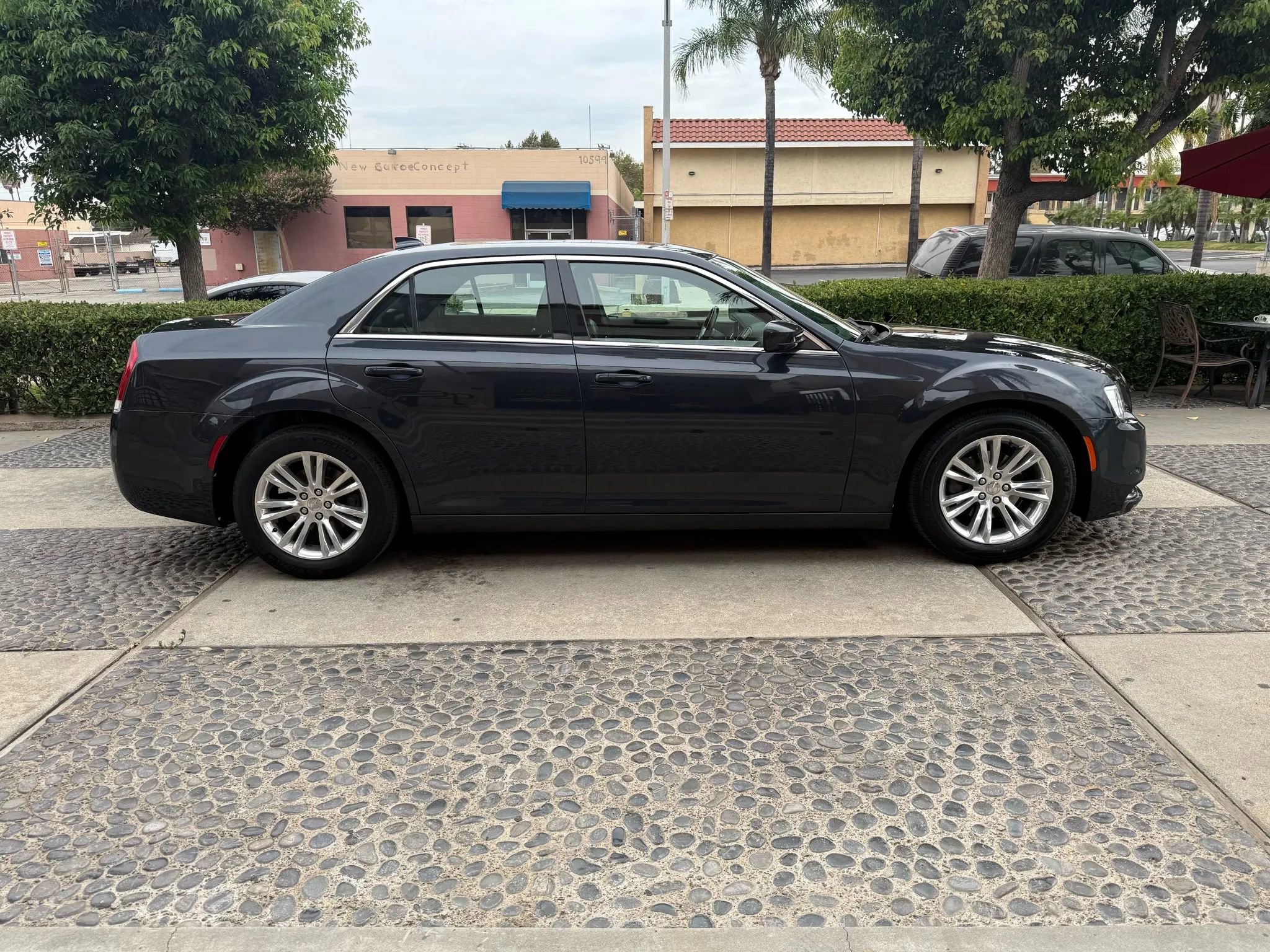 Used 2017 Chrysler 300 Limited image 4