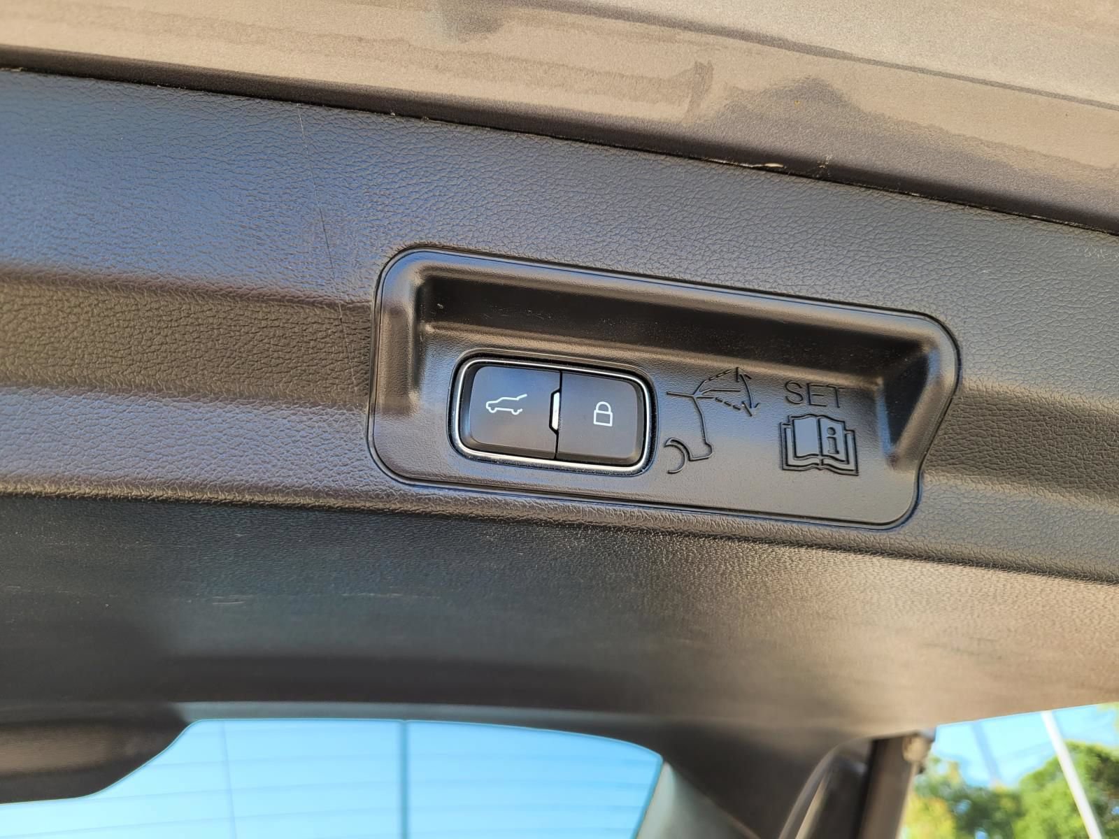 Used 2022 Ford Explorer Limited w/ Equipment Group 301A AWD/4WD image 17