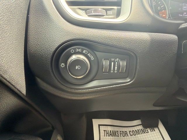 Used 2019 Jeep Renegade Latitude FWD image 26