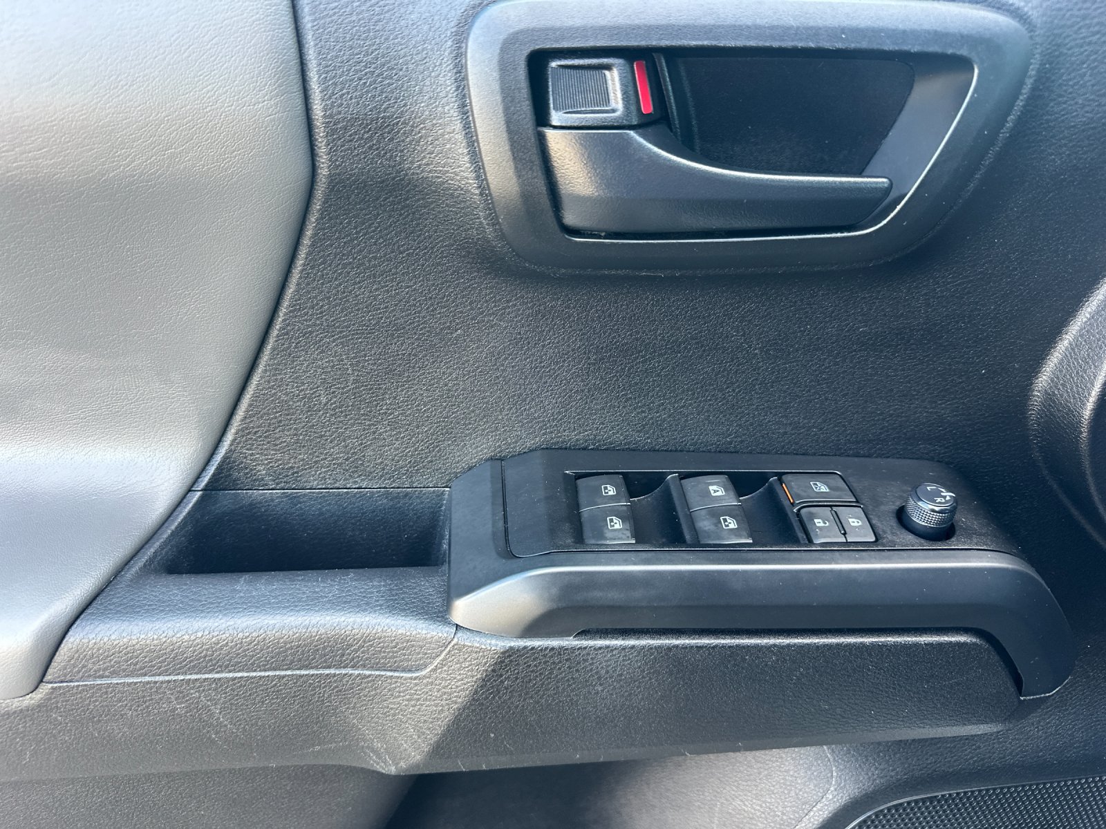 Used 2022 Toyota Tacoma SR w/ SR Convenience Package RWD image 11