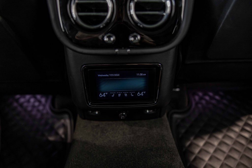 Used 2022 Bentley Bentayga AWD/4WD image 40