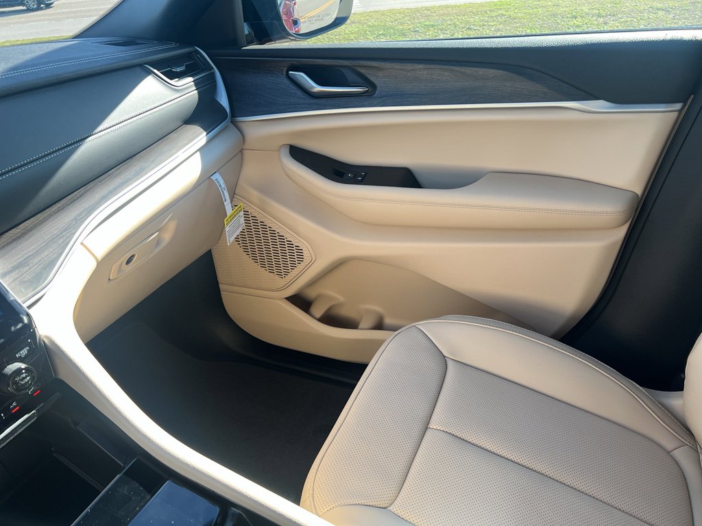 New 2025 Jeep Grand Cherokee Limited w/ Luxury Tech Group II AWD/4WD image 13