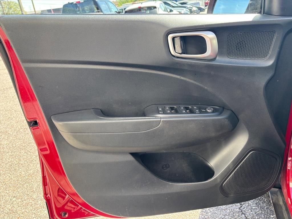 Used 2023 Hyundai Venue FWD image 9