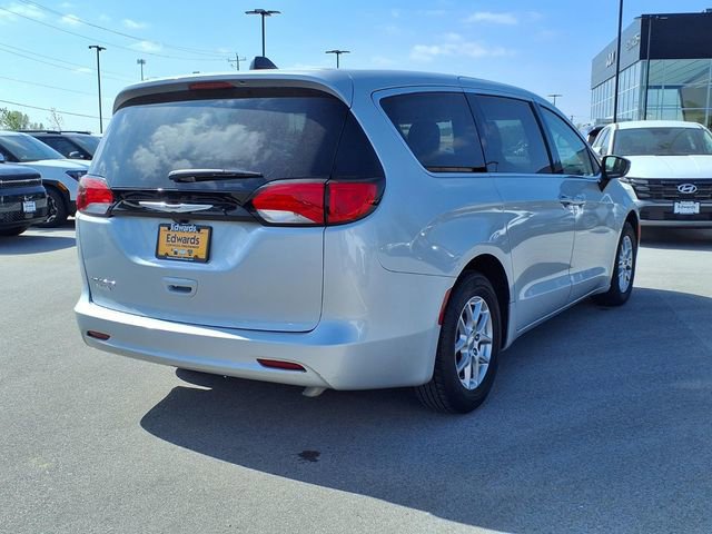 Used 2024 Chrysler Voyager LX FWD image 10