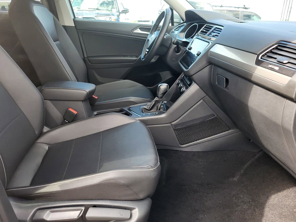 Used 2021 Volkswagen Tiguan SE w/ Panoramic Sunroof Package image 22