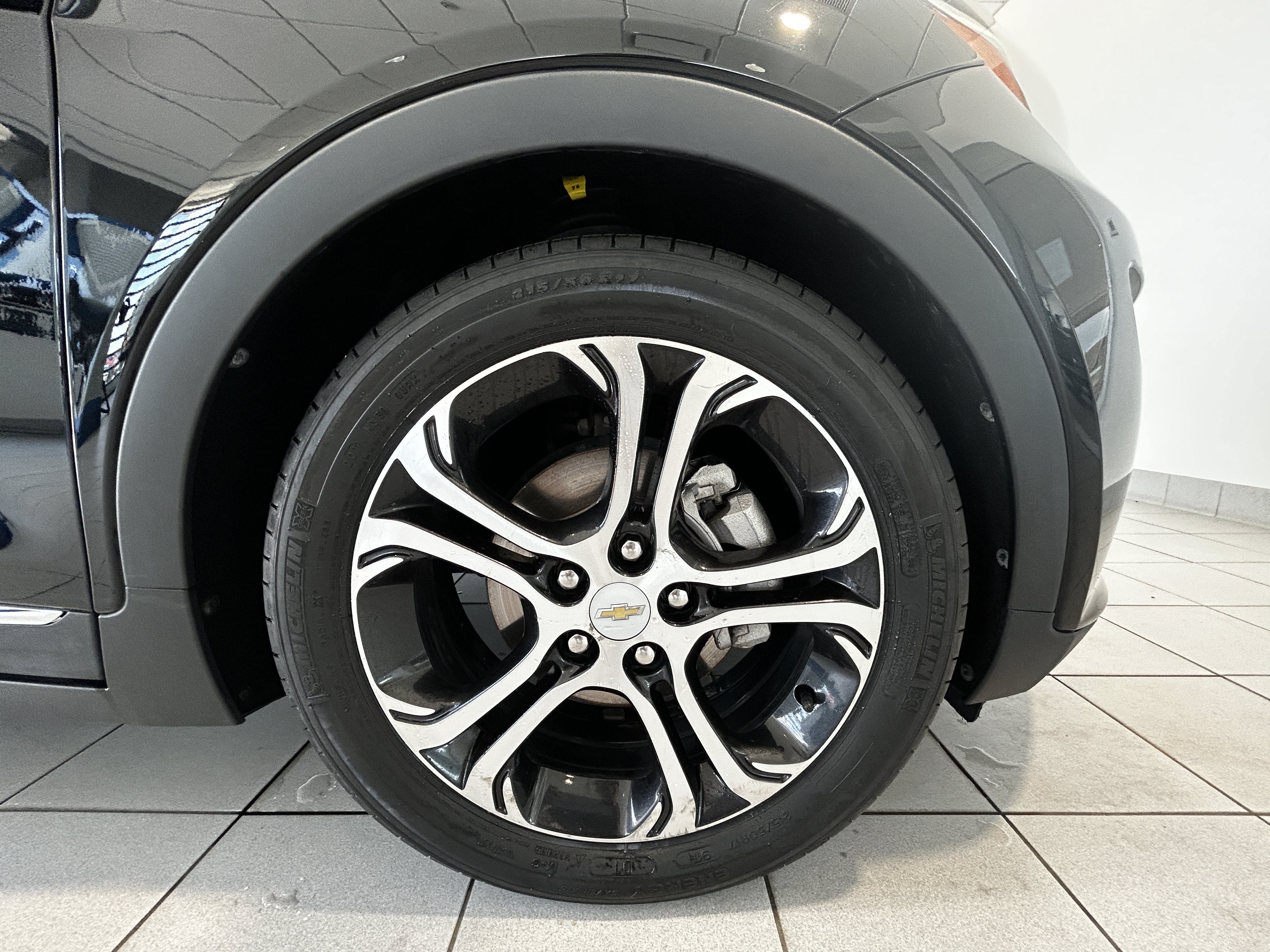 Used 2018 Chevrolet Bolt Premier w/ Driver Confidence II Package FWD image 9