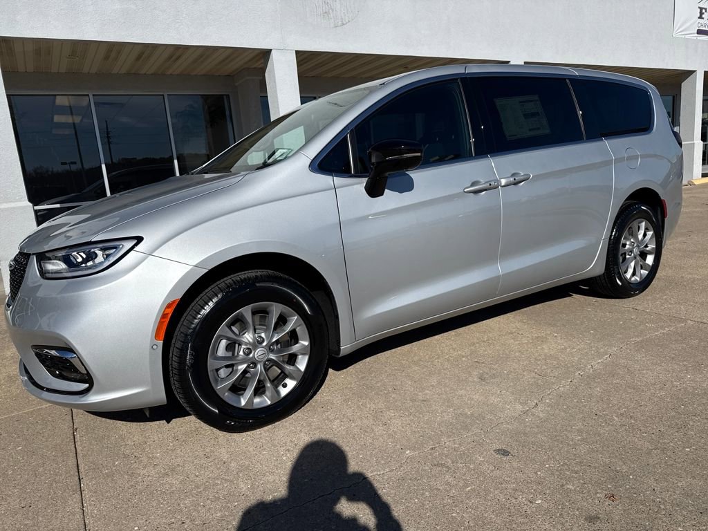 New 2026 Chrysler Pacifica Select image 1