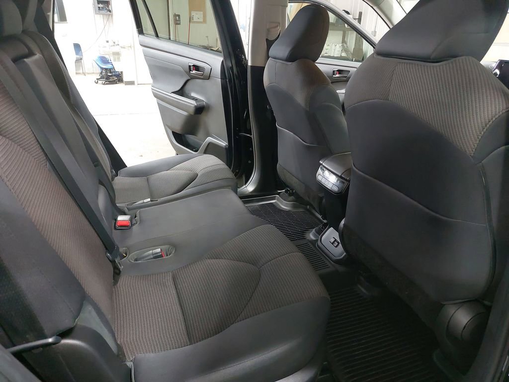 Used 2023 Toyota Highlander LE AWD/4WD image 11