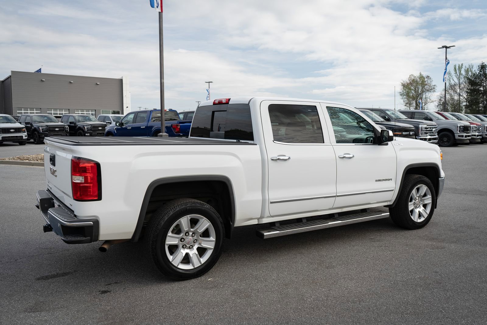 Used 2015 GMC Sierra 1500 SLT w/ Driver Alert Package AWD/4WD image 10