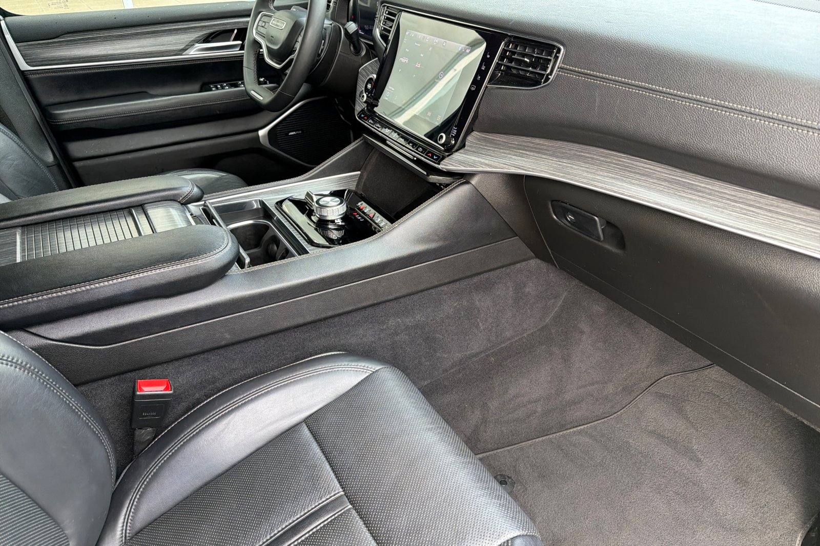 Used 2024 Jeep Wagoneer Series II w/ Flexible Seating Group image 16