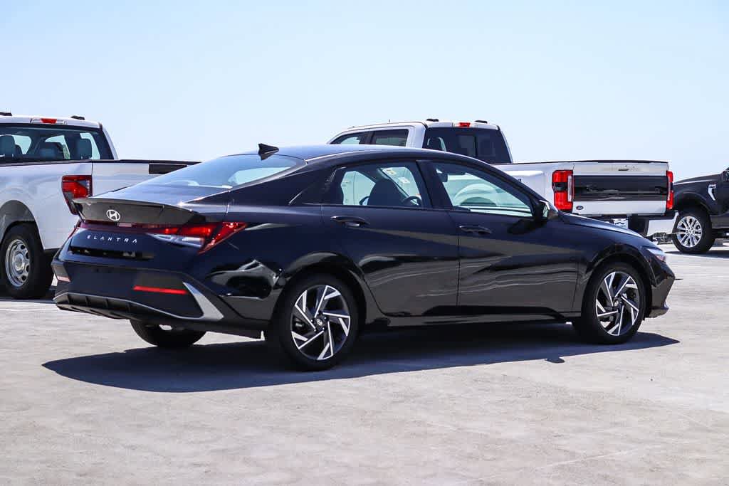 Used 2025 Hyundai Elantra Sport FWD image 4