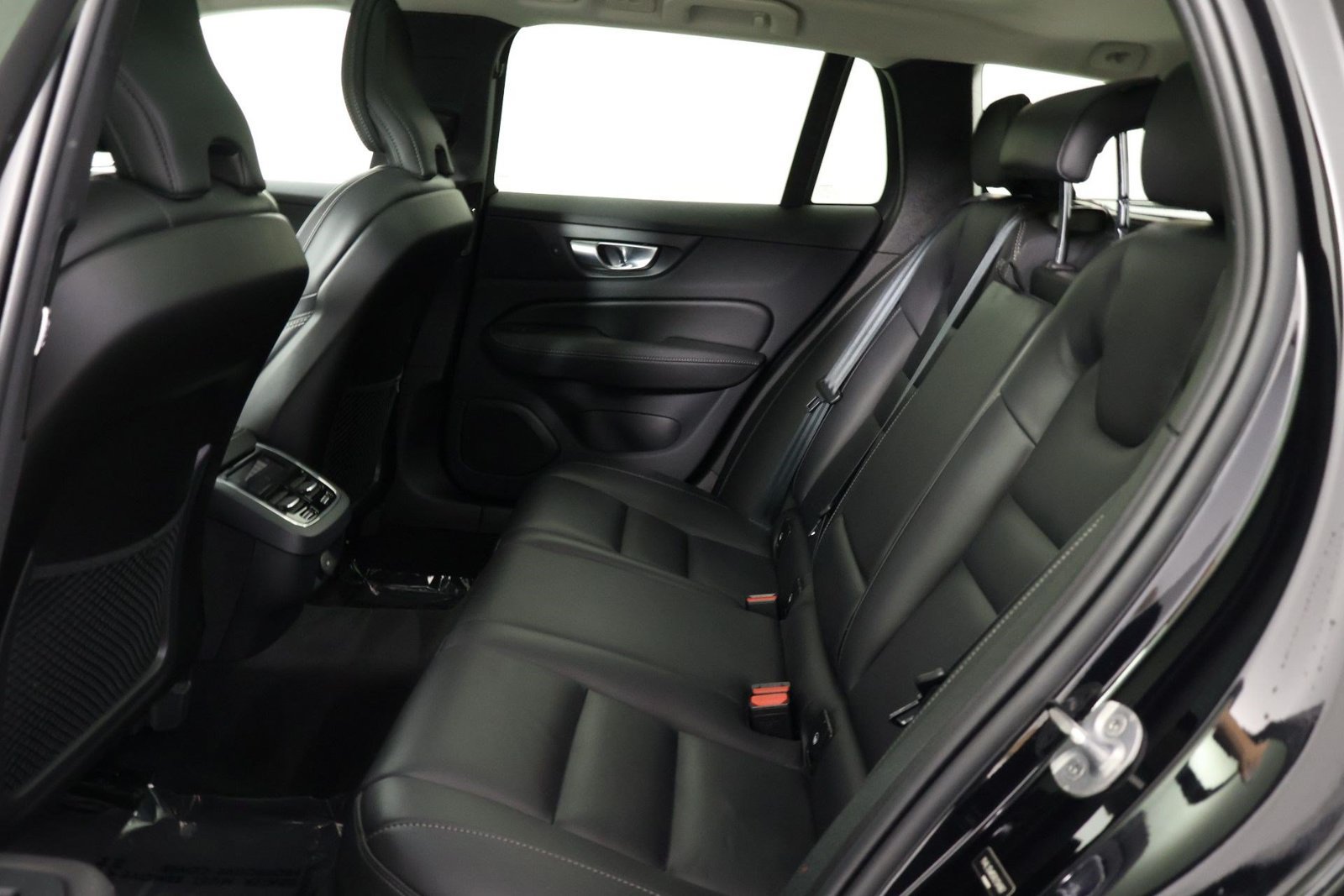 Certified 2024 Volvo V60 B5 Cross Country Ultimate w/ Protection Package Premier AWD/4WD image 32