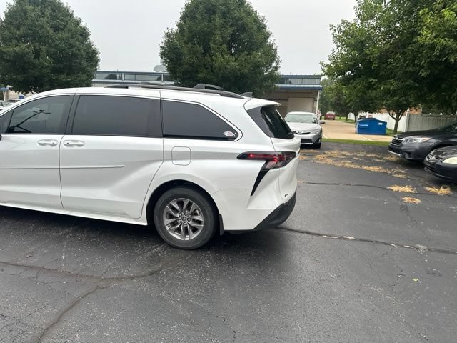 Used 2025 Toyota Sienna XLE w/ XLE Plus Package FWD image 5