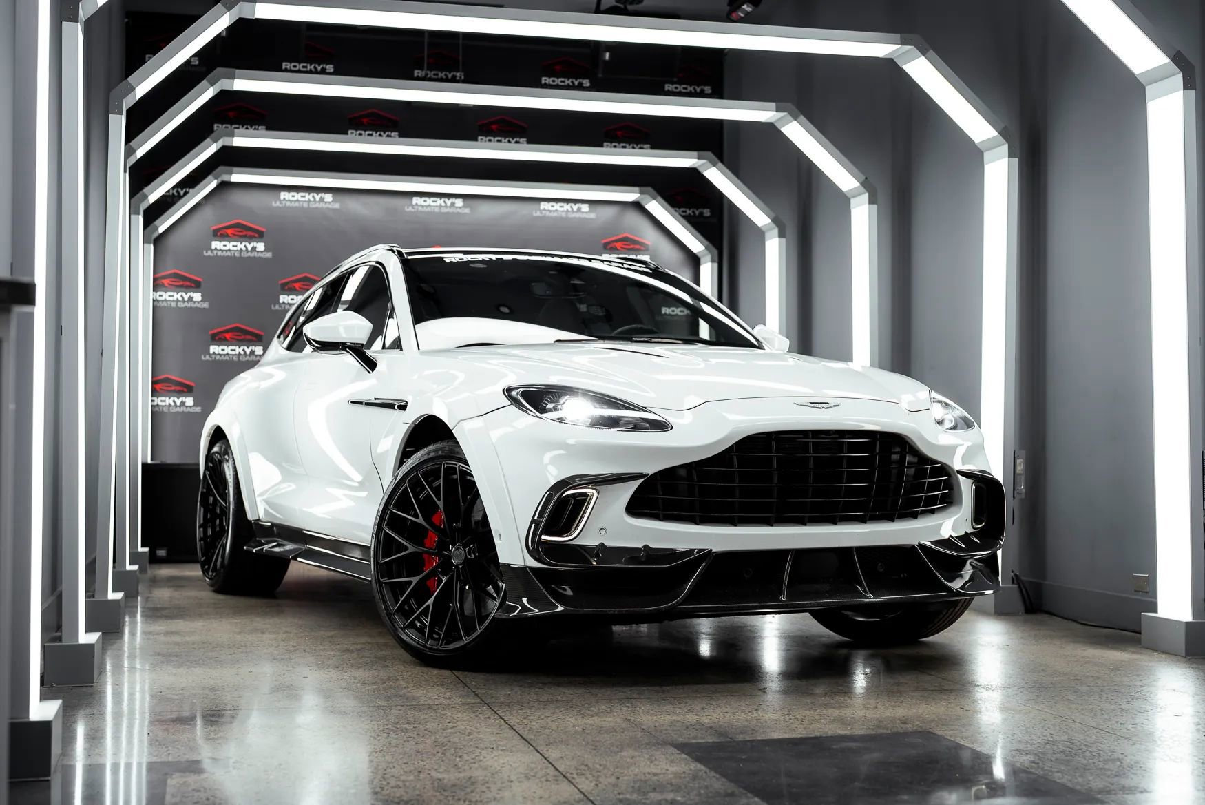 Used 2021 Aston Martin DBX AWD/4WD image 6