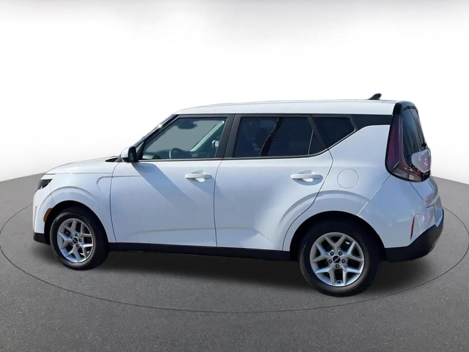 Used 2025 Kia Soul LX w/ LX Technology Package FWD image 10
